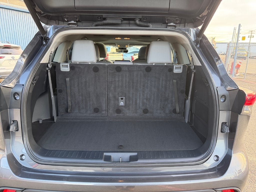 Used 2023 Toyota Highlander XLE AWD/4WD image 22