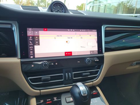 Used 2024 Porsche Macan image 22