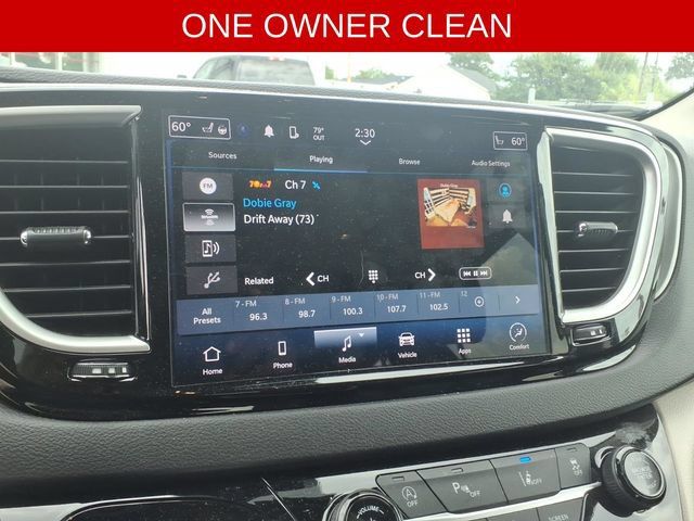 Used 2024 Chrysler Pacifica Touring-L FWD image 16