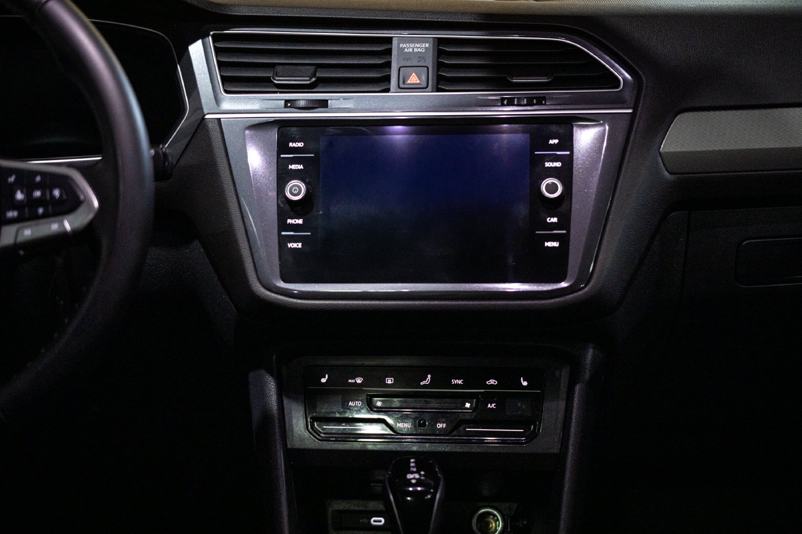 Used 2024 Volkswagen Tiguan SE AWD/4WD image 16