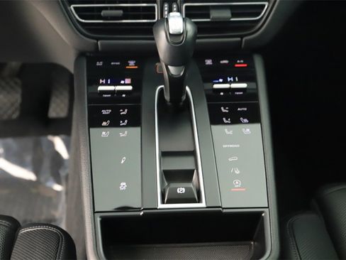 Used 2023 Porsche Macan Turbo image 20