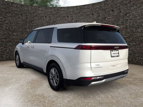 Used 2024 Kia Carnival LX FWD image 4