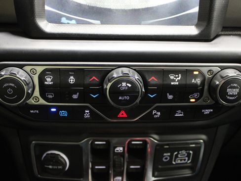 Used 2022 Jeep Wrangler Unlimited Rubicon 4xe w/ Cold Weather Group AWD/4WD image 13