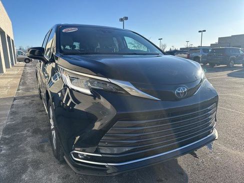 Certified 2022 Toyota Sienna Limited image 3