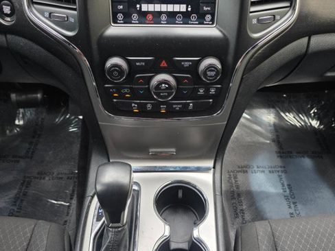 Used 2018 Jeep Grand Cherokee Laredo AWD/4WD image 16