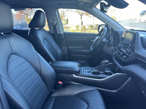 Used 2020 Toyota Highlander XLE image 31
