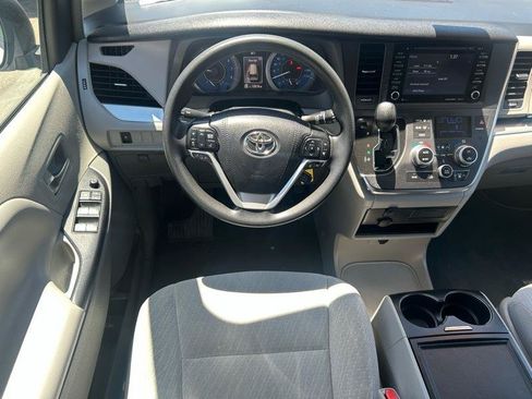 Used 2019 Toyota Sienna LE w/ Carpet Mat Package FWD image 9