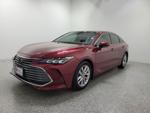 Used 2022 Toyota Avalon XLE w/ Moonroof Package FWD image 2