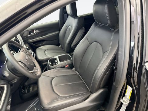 Used 2025 Chrysler Pacifica Select image 11