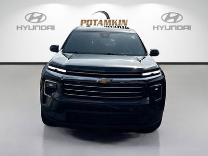 Used 2025 Chevrolet Traverse LT