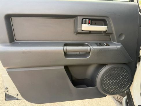 Used 2014 Toyota FJ Cruiser 4WD w/ Convenience Package image 12