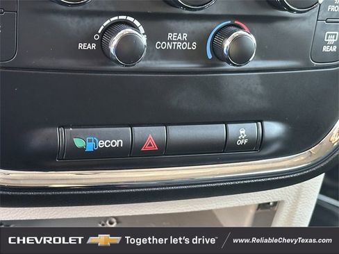 Used 2018 Dodge Grand Caravan SE w/ UConnect Hands-Free Group image 21