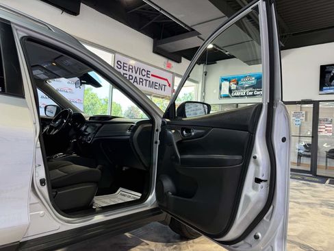 Used 2019 Nissan Rogue SV AWD/4WD image 43