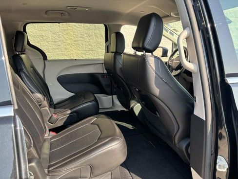 Used 2023 Chrysler Pacifica Touring-L FWD image 12