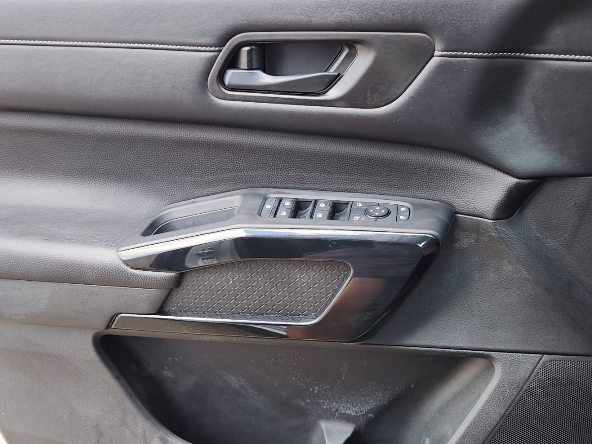 Used 2025 Nissan Pathfinder SV w/ Black Appearance Package FWD image 38