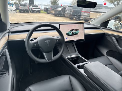 Used 2022 Tesla Model Y Long Range image 6