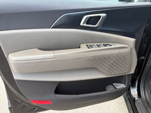Used 2025 Kia Carnival FWD image 9