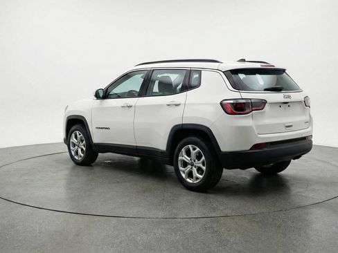 Used 2025 Jeep Compass Latitude AWD/4WD image 6