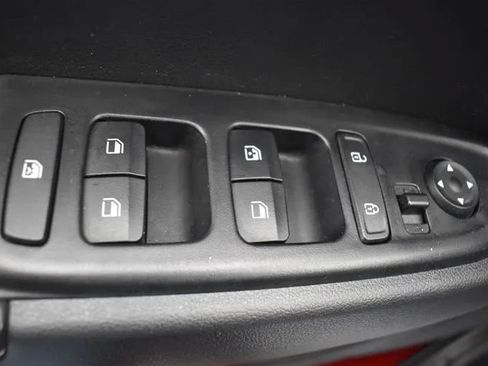 Used 2025 Hyundai Venue Limited FWD image 21