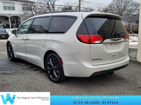 Used 2019 Chrysler Pacifica Touring-L w/ S Appearance Package image 4