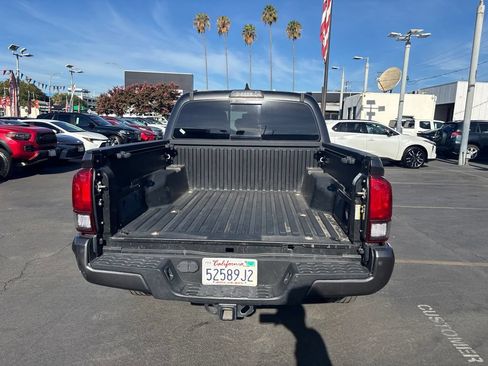 Used 2018 Toyota Tacoma TRD Sport w/ Technology Package RWD image 5