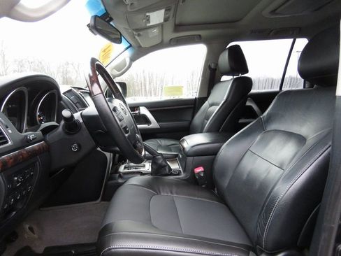 Used 2014 Toyota Land Cruiser image 10