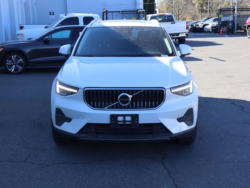 Used 2025 Volvo XC40 B5 Core image 3