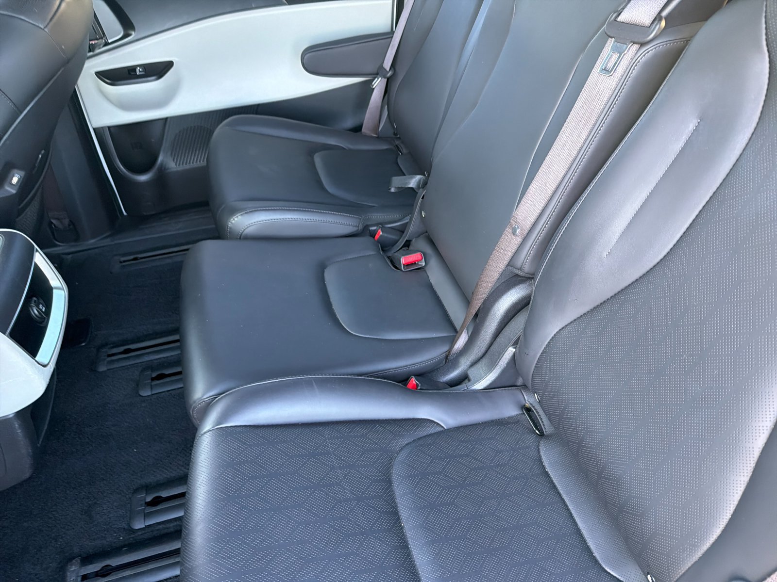 Used 2024 Kia Carnival LX FWD image 11