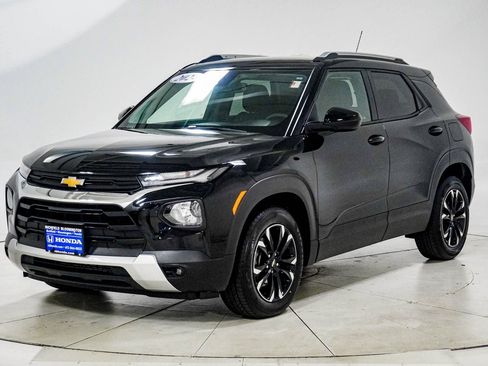 Used 2022 Chevrolet TrailBlazer LT w/ Convenience Package FWD image 2