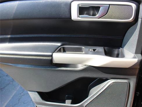 Used 2021 Ford Explorer XLT image 30