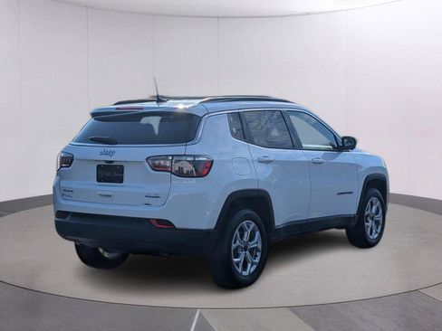 Used 2025 Jeep Compass Latitude w/ Convenience Group AWD/4WD image 7