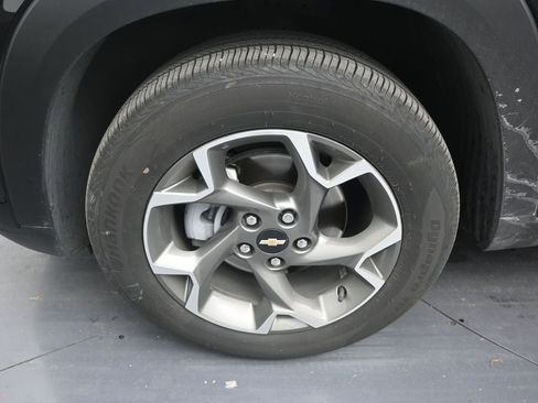 Used 2025 Chevrolet Trax LT FWD image 9