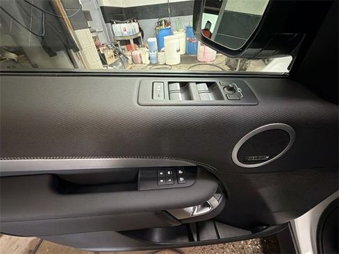 Used 2024 Land Rover Discovery Dynamic SE image 13