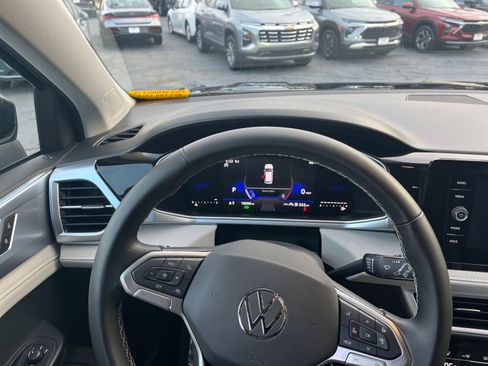 Used 2025 Volkswagen Taos SE image 28