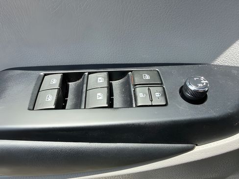 Used 2019 Toyota Highlander XLE FWD image 25