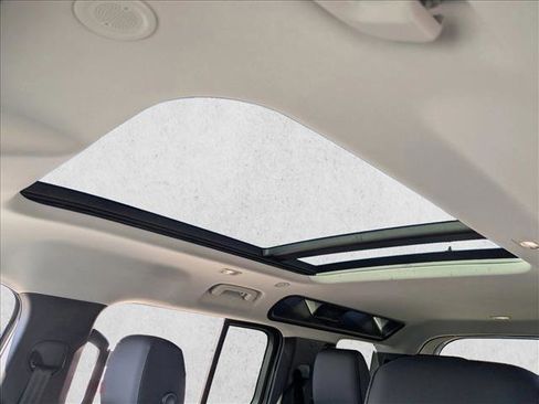 Used 2025 Land Rover Defender 110 S image 16