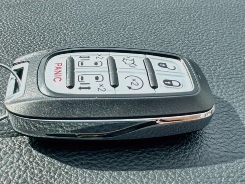 Used 2024 Chrysler Pacifica Limited FWD image 33