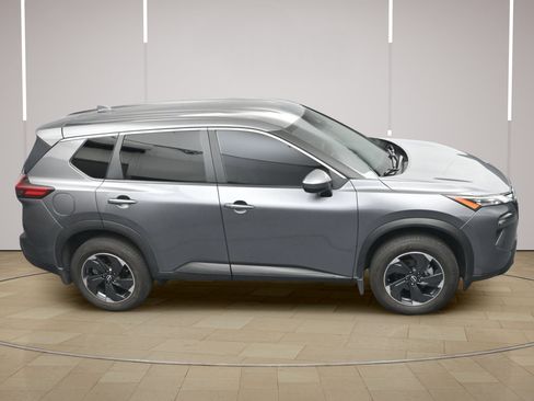 Certified 2024 Nissan Rogue SV FWD image 32
