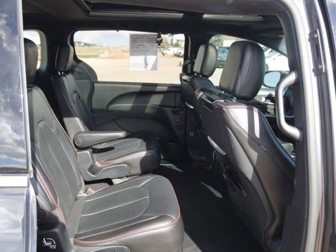 Used 2020 Chrysler Pacifica Limited FWD image 36