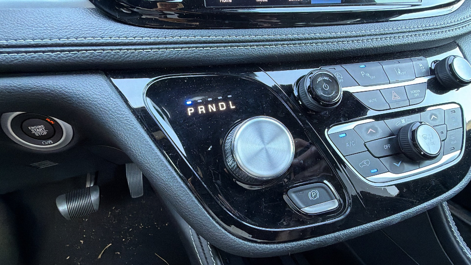 Used 2025 Chrysler Pacifica Limited FWD image 30