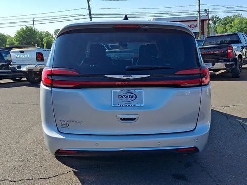 Used 2024 Chrysler Pacifica Touring-L FWD image 5