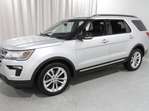 Used 2018 Ford Explorer XLT w/ Equipment Group 202A image 3