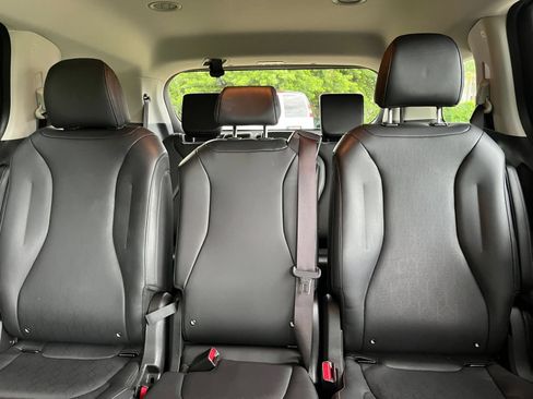Used 2026 Kia Carnival FWD image 40