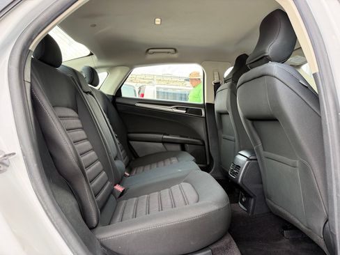 Used 2019 Ford Fusion SE FWD image 16