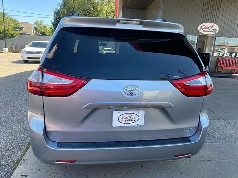 Used 2017 Toyota Sienna XLE FWD image 3