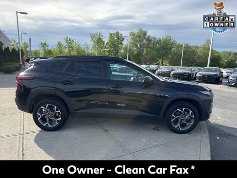 Used 2025 Chevrolet Trax LT w/ LT Convenience Package FWD image 2