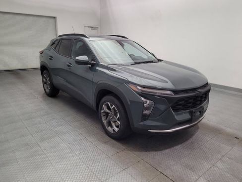 Used 2025 Chevrolet Trax LT w/ LT Convenience Package FWD image 13