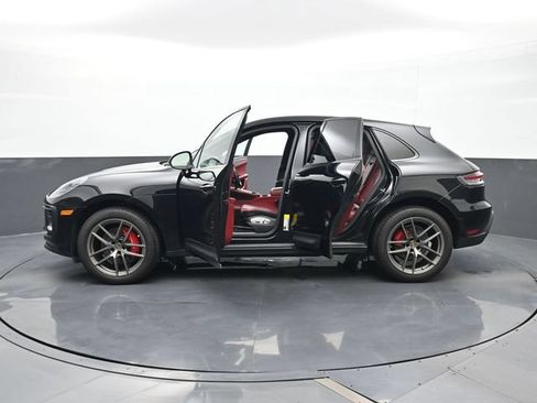 Certified 2023 Porsche Macan S AWD/4WD image 27