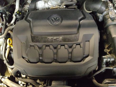 Used 2018 Volkswagen Tiguan SE w/ Front Fog Lights Package FWD image 30