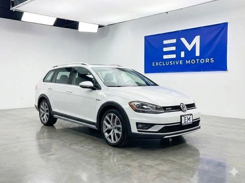 Used 2017 Volkswagen Golf Alltrack S image 1